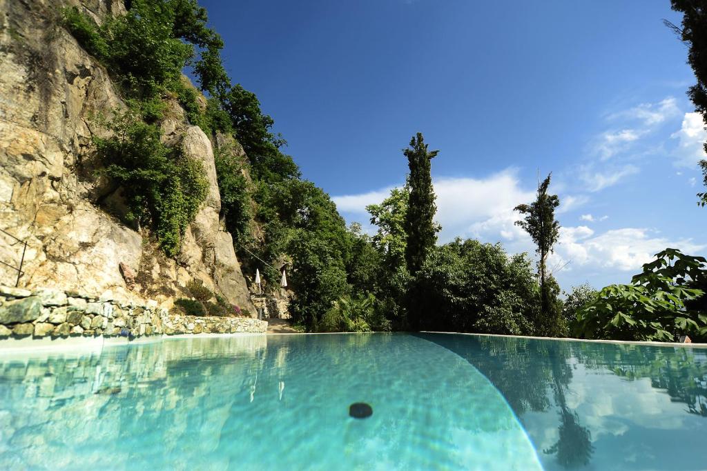 una piscina di acqua blu di fronte a una montagna di Villa Tivoli a Merano