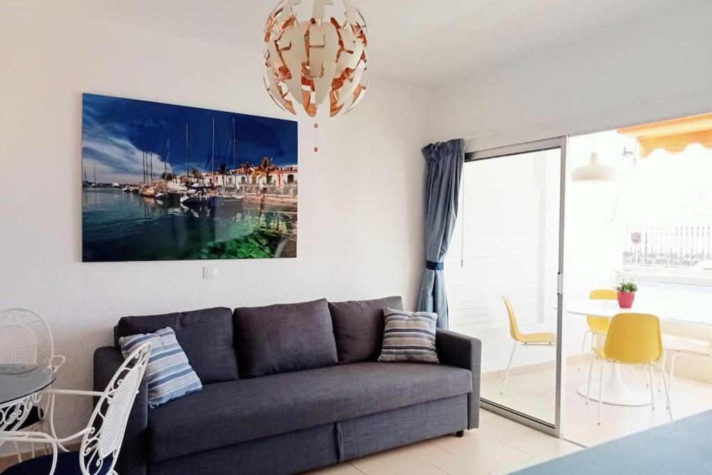 Posezení v ubytování Apartment with large terrace, 10 meters from Playa de las Burras