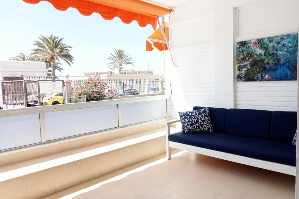 Posezení v ubytování Apartment with large terrace, 10 meters from Playa de las Burras