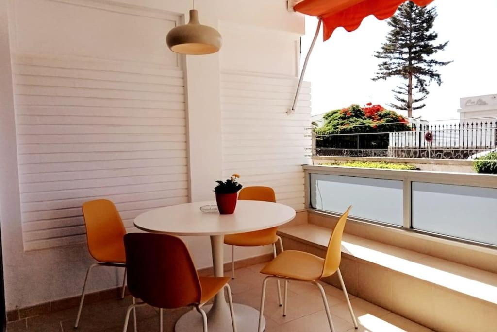 Balkón nebo terasa v ubytování Apartment with large terrace, 10 meters from Playa de las Burras