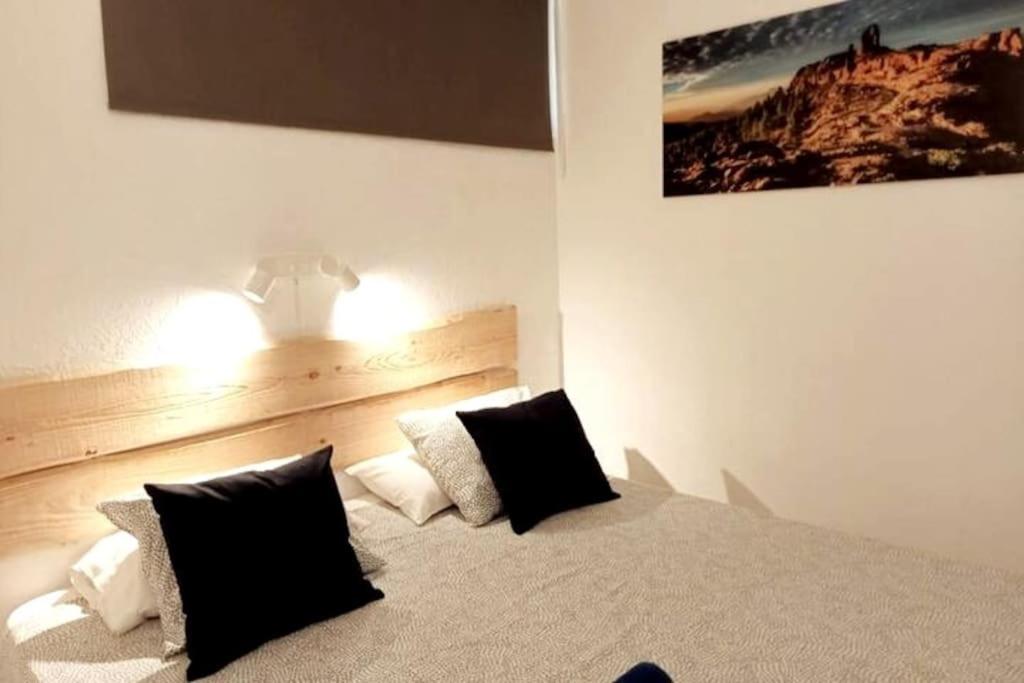 Postel nebo postele na pokoji v ubytování Apartment with large terrace, 10 meters from Playa de las Burras