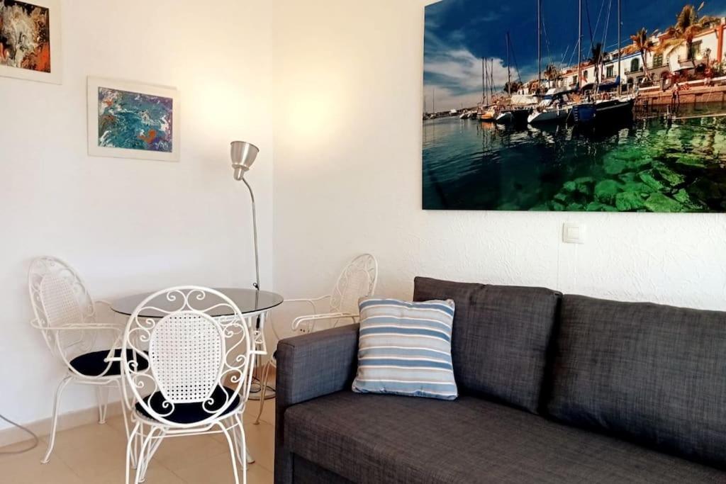 Posezení v ubytování Apartment with large terrace, 10 meters from Playa de las Burras