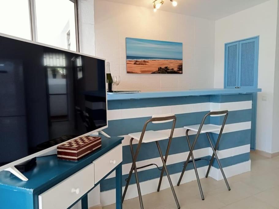 Kuchyň nebo kuchyňský kout v ubytování Apartment with large terrace, 10 meters from Playa de las Burras