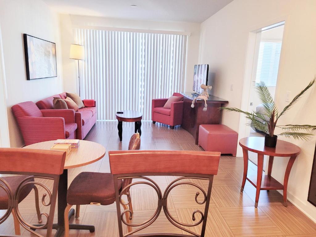 uma sala de estar com um sofá e uma mesa em Venice Beach luxury Apartments minutes to The Marina And Santa Monica limited time free parking em Los Angeles
