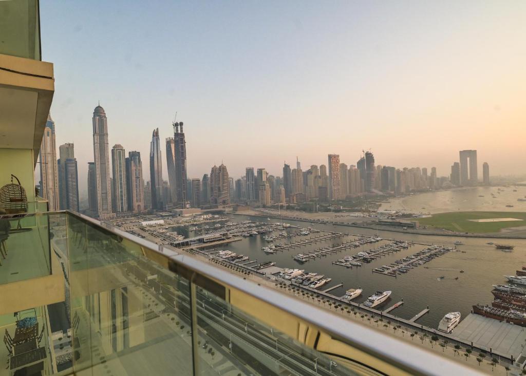 Fotografie z fotogalerie ubytování Luxury 3BR & Maids room - Full Sea View - AIN Dubai View - Palm View v Dubaji