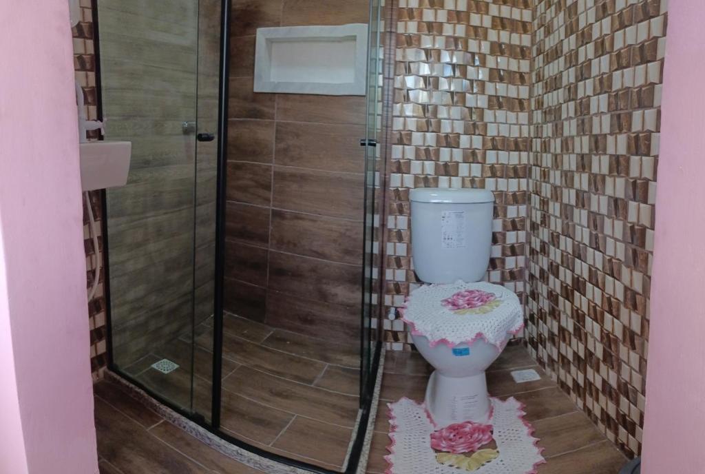 A bathroom at kitnet pé na areia reservado por sayonara