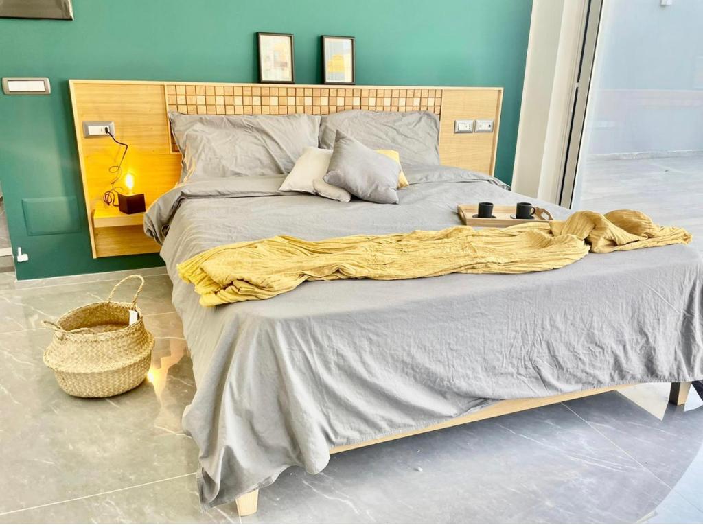 Un dormitorio con una cama grande con una manta amarilla. en Aurora Luxury Rooms Affittacamere, en Nápoles