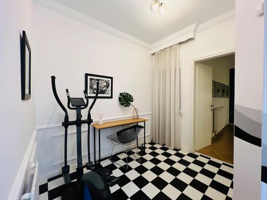 Telewizja i/lub zestaw kina domowego w obiekcie Redstripes Apartment