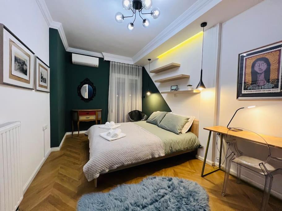 Łóżko lub łóżka w pokoju w obiekcie Redstripes Apartment