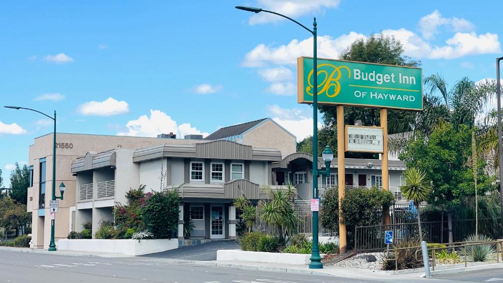 a street sign in front of a building at Budget Inn of Hayward in Hayward