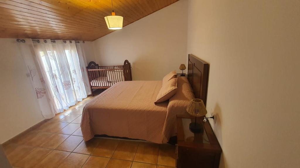 a bedroom with a bed and a window with a crib at Río Hereza in Arroyo Frio