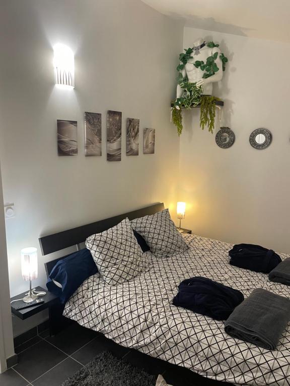 - une chambre dotée d'un lit avec deux sacs dans l'établissement Chambre agréable avec jacuzzi, à Marseille