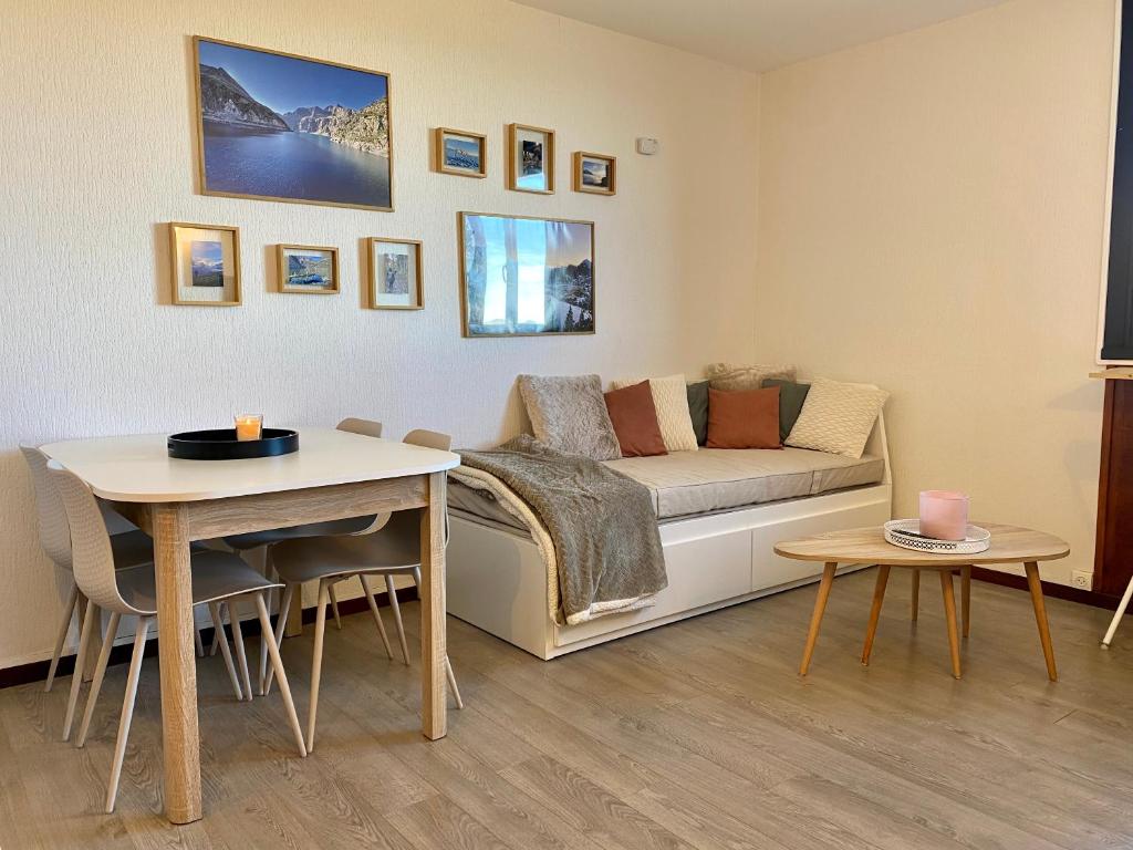 a living room with a couch and a table at Suite au pied des pistes - Pla d'Adet in Saint-Lary-Soulan