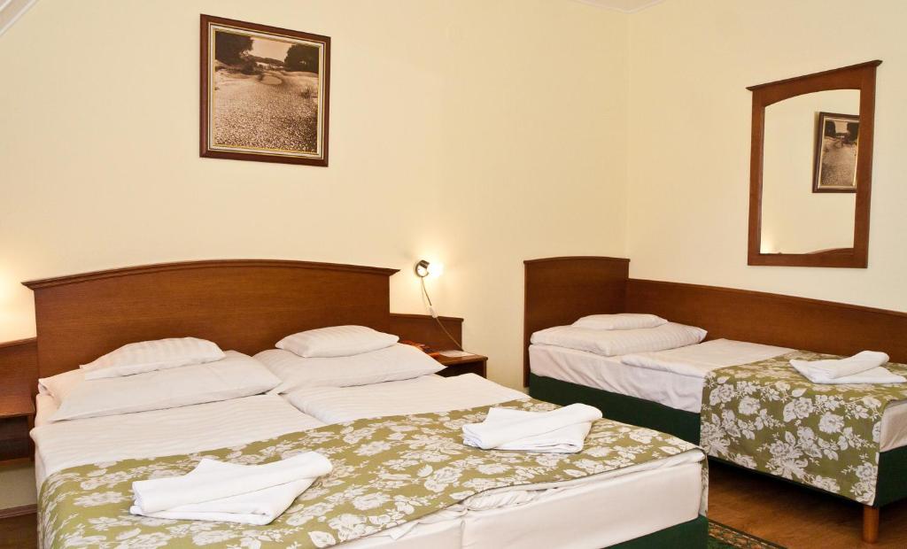 Postel nebo postele na pokoji v ubytování Hotel Klastrom