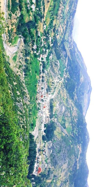 une vue aérienne sur une montagne avec une masse d'eau dans l'établissement Farm Tour, à Tlata Ketama