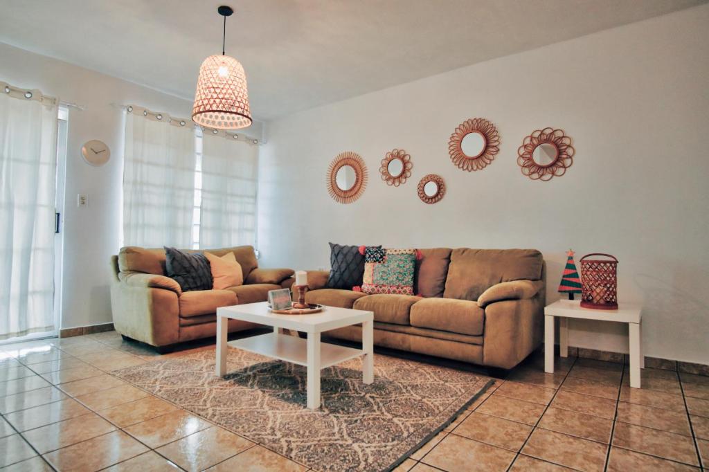 Sala de estar con 2 sofás y mesa en Salinas House - The World’s favorite stay!, en Salinas