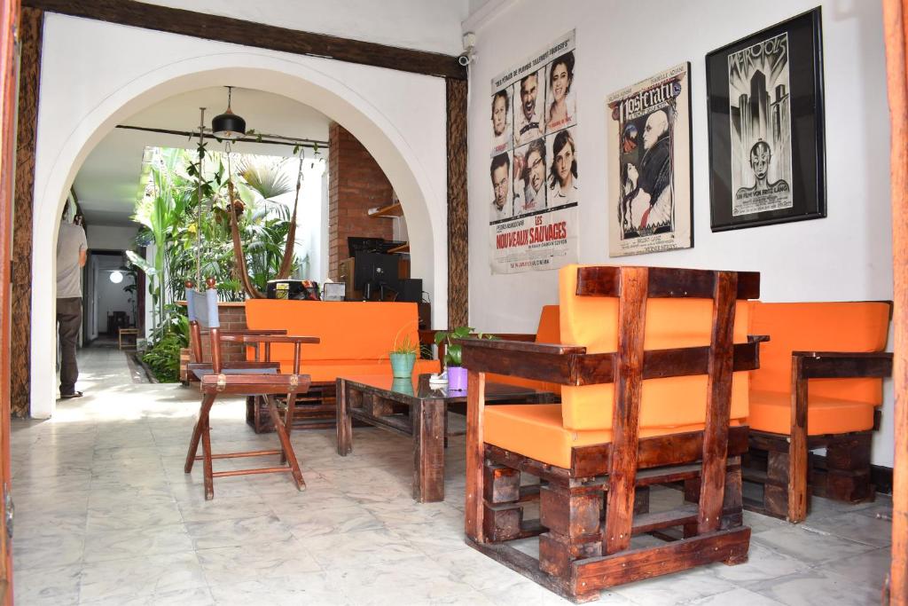 Una habitación llena de sillas de madera y una mesa. en HOSTAL CHONTADURO Casa colonial en pleno centro histórico de Cali- Se alquila la casa entera para 12 o 13 personas o por habitaciones, en Cali
