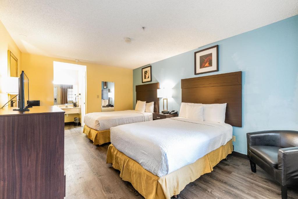 Postel nebo postele na pokoji v ubytování Days Inn by Wyndham Federal Way