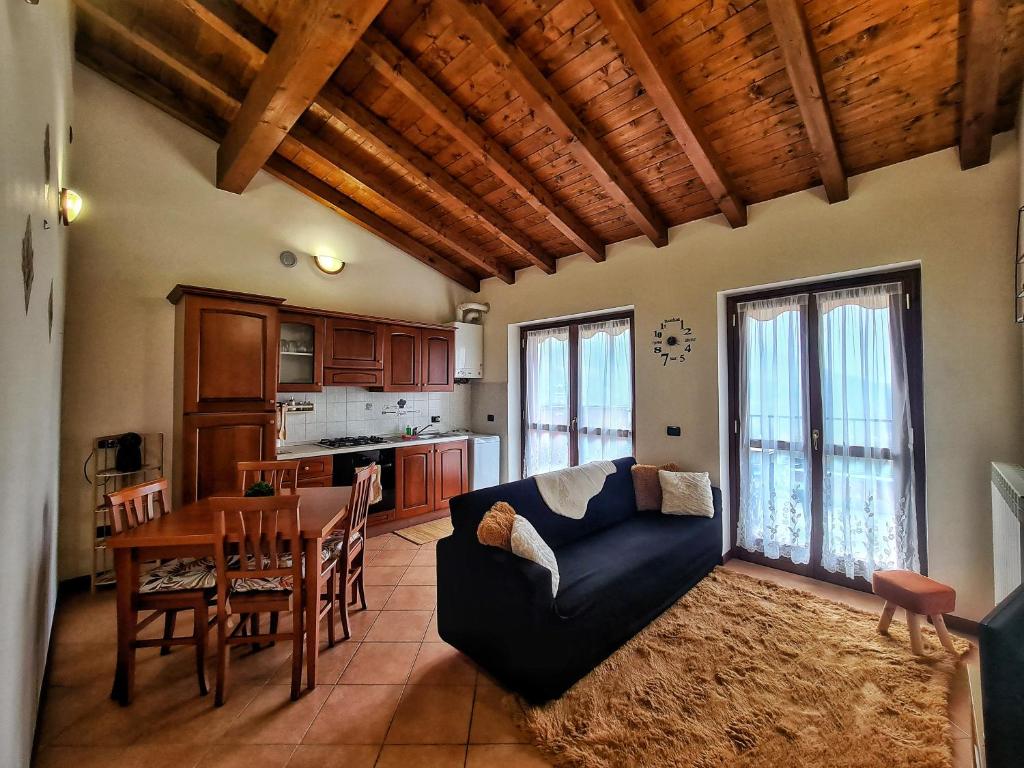 sala de estar con sofá azul y mesa en Il Posticino D'oltrepò, en Calghera