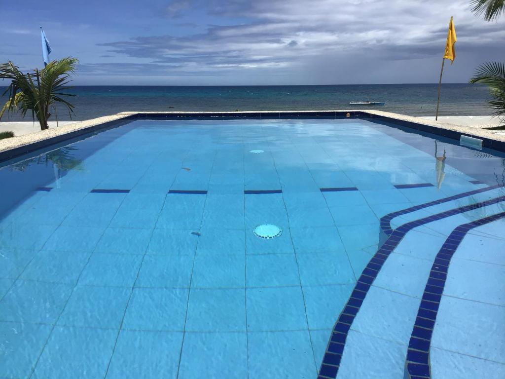 Bazén v ubytování BambooBeachVilla1 AC New OCEANFRONT POOL sunsetview garden kitchen SATELLITE STARLINK WI-FI nebo v jeho okolí