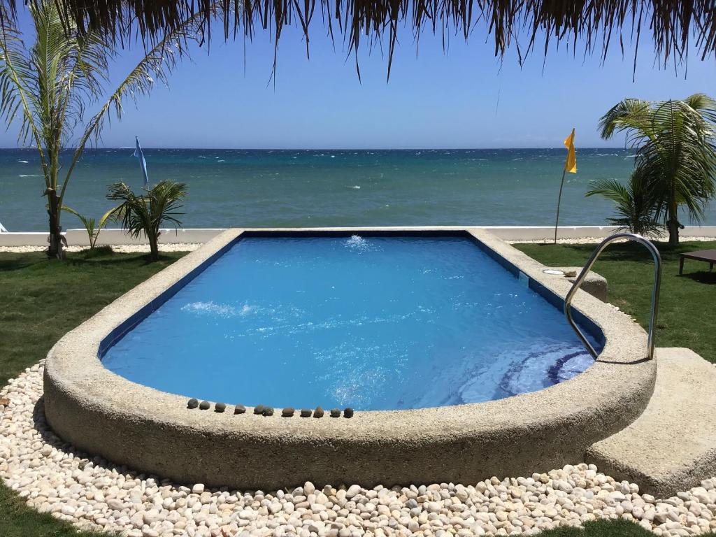 Bazén v ubytování BambooBeachVilla1 AC New OCEANFRONT POOL sunsetview garden kitchen SATELLITE STARLINK WI-FI nebo v jeho okolí