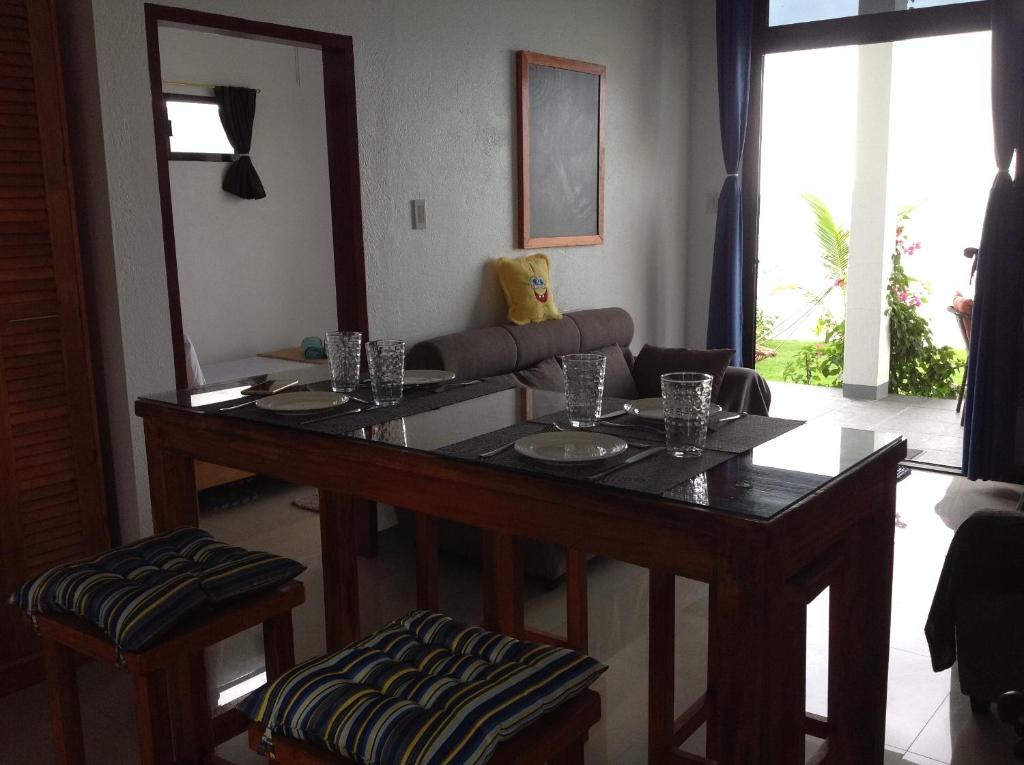 Posezení v ubytování BambooBeachVilla1 AC New OCEANFRONT POOL sunsetview garden kitchen SATELLITE STARLINK WI-FI