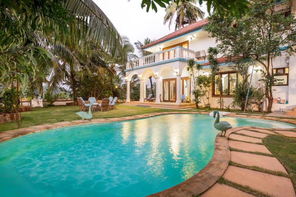 uma vista exterior de uma casa com piscina em Casa de Amor em Anjuna