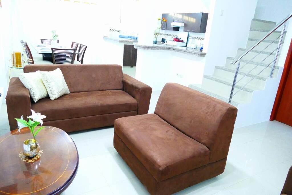een woonkamer met een bank en een salontafel bij Luxury House 11 Private Beach 45Min Guayaquil in Salinas