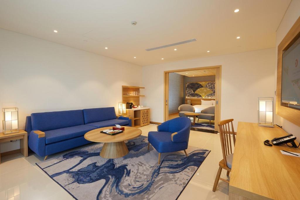 Special Offer - Senior Suite Panoramic Ocean View - Onsen & Water Park Inclusive