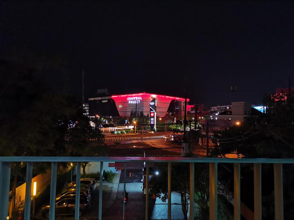 - une vue sur un stade allumé la nuit dans l'établissement 4 Floor - Centrio Condominium near Shopping Malls and Andamanda Water Park, à Phuket