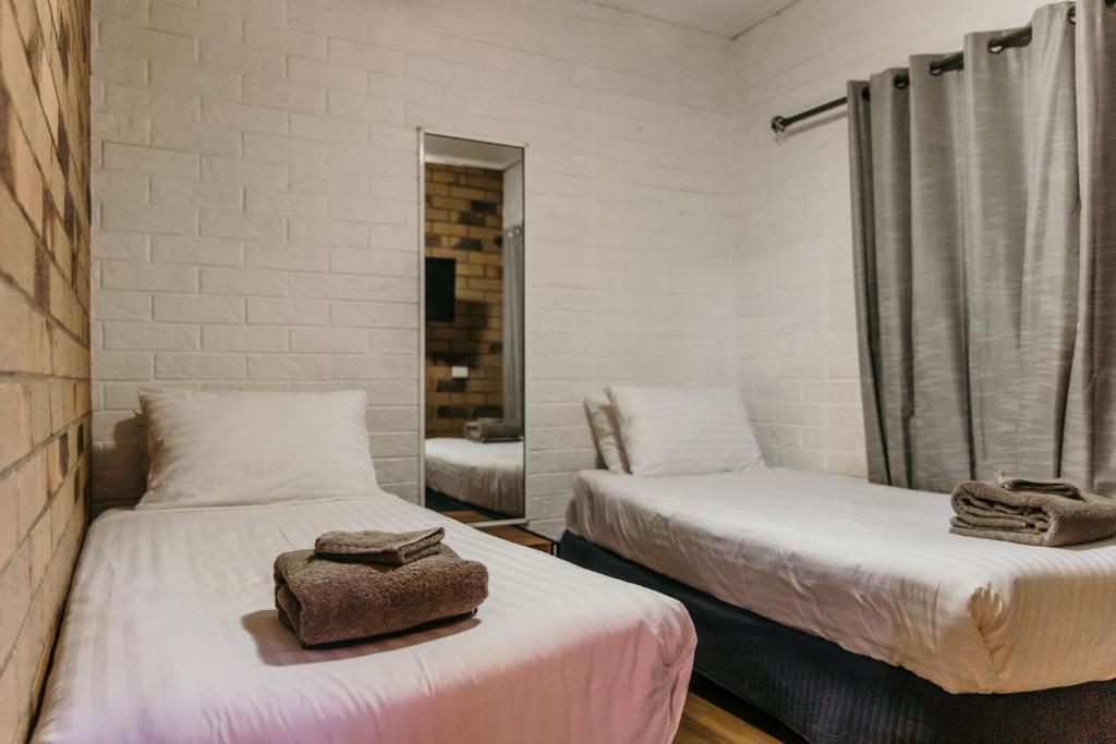 Postel nebo postele na pokoji v ubytování Abacus Motel