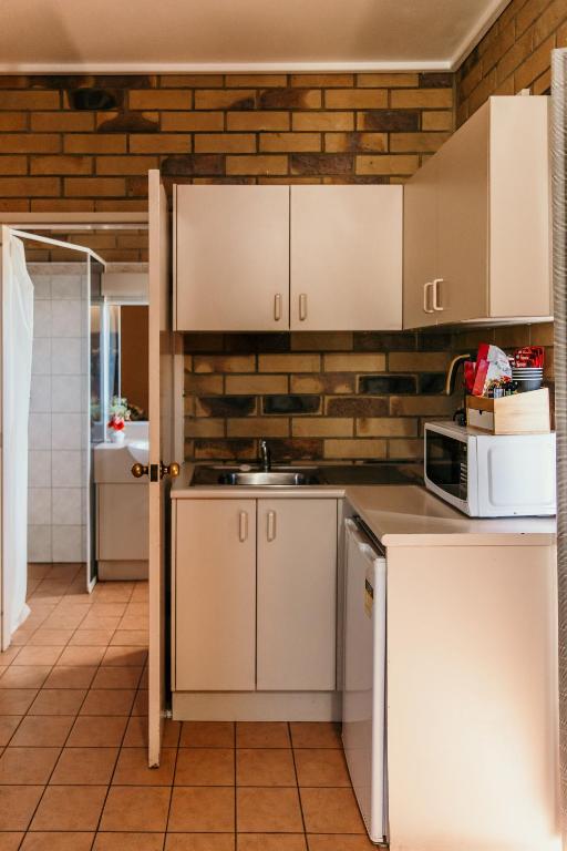 Kuchyň nebo kuchyňský kout v ubytování Abacus Motel