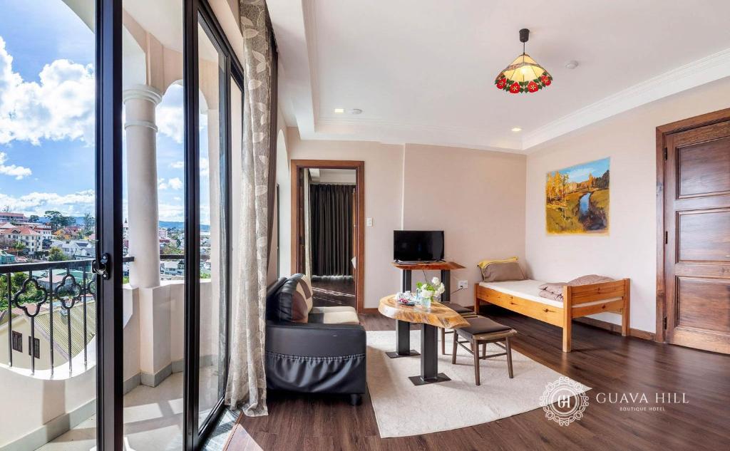 TV a/nebo společenská místnost v ubytování Guava Hill Boutique Hotel