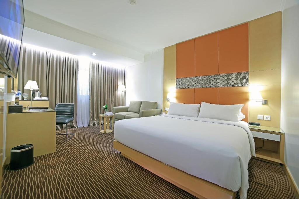 Letto o letti in una camera di All Sedayu Hotel Kelapa Gading