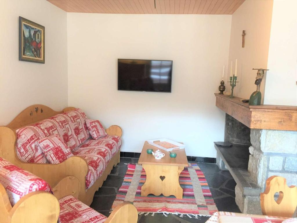 un salon avec un canapé et une cheminée dans l'établissement Appartement T2 pour 4 avec balcon, Wi-Fi gratuit, proche des pistes et équipements complets - FR-1-457-220, à Saint-Lary-Soulan