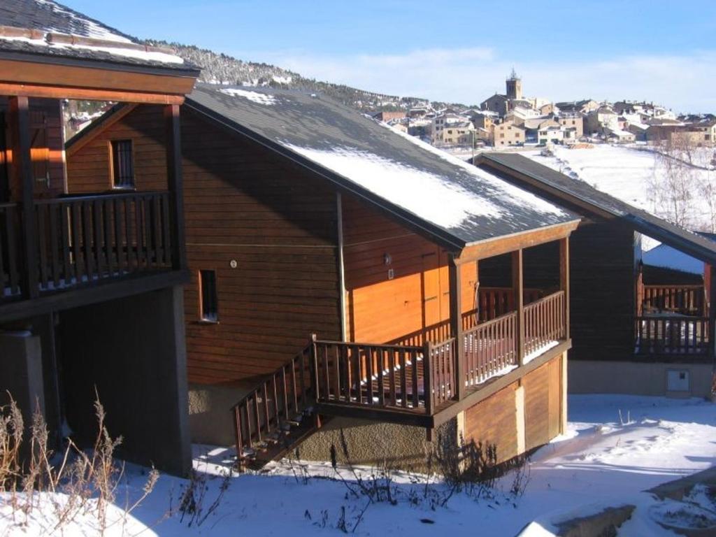 Cabaña de madera con terraza en la nieve en Chalet Les Angles, 4 pièces, 6 personnes - FR-1-295-145, en Les Angles