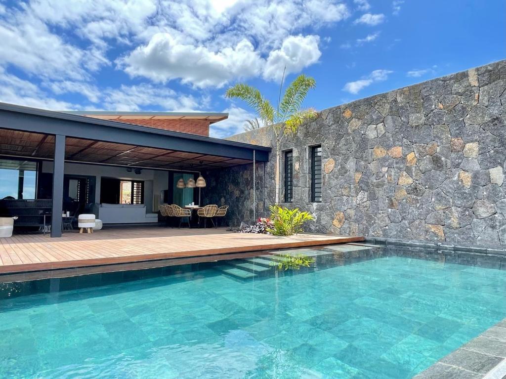 une villa avec une piscine et une maison dans l'établissement Villa Des Sens, à Ruisseau Créole