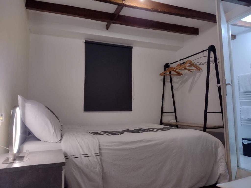 a bedroom with a bed with a blackboard on the wall at Le reposant - parking box -24 h Le Mans - Le Mans Classic-GP-Oasis - Antarès - Parc des expositions in Le Mans