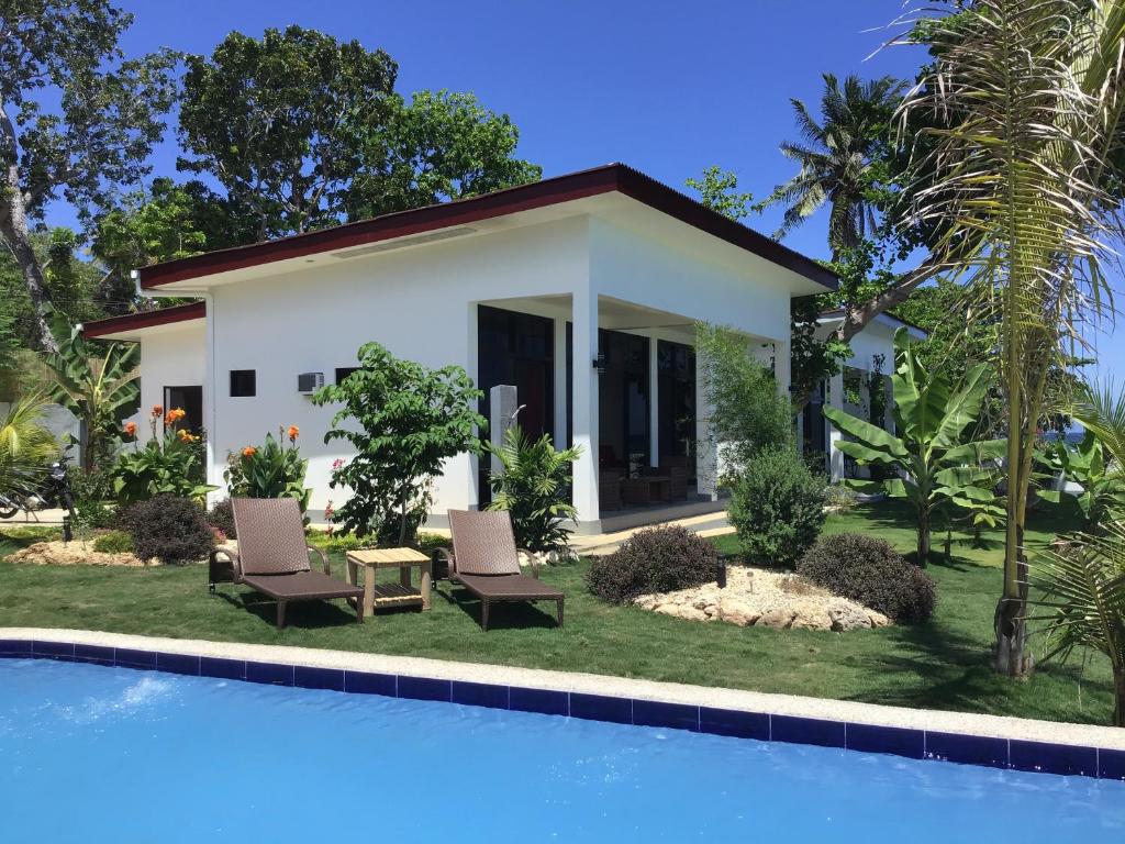 Bazén v ubytování BambooBeachVilla2 AC NEW OCEANFRONT POOL sunsetview garden kitchen SATELLITE STARLINK WI-FI nebo v jeho okolí