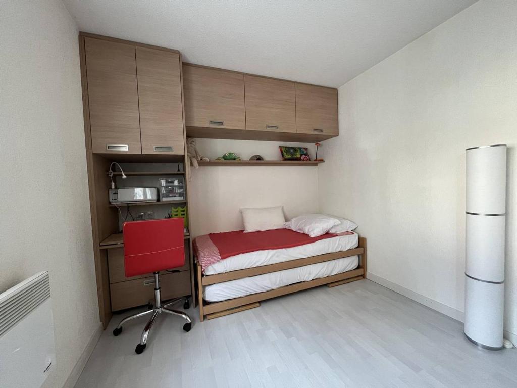 Posteľ alebo postele v izbe v ubytovaní Appartement cosy avec terrasse et garage à deux pas des pistes ! - FR-1-548-24