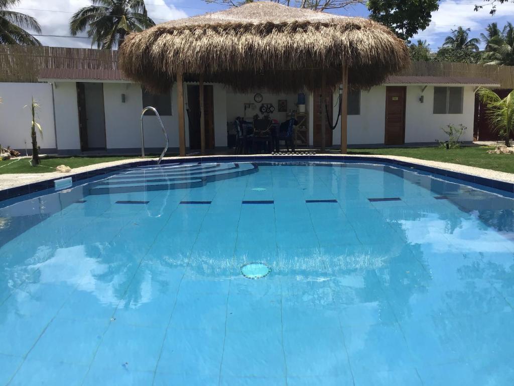 Bazén v ubytování BambooBeachVilla2 AC NEW OCEANFRONT POOL sunsetview garden kitchen SATELLITE STARLINK WI-FI nebo v jeho okolí