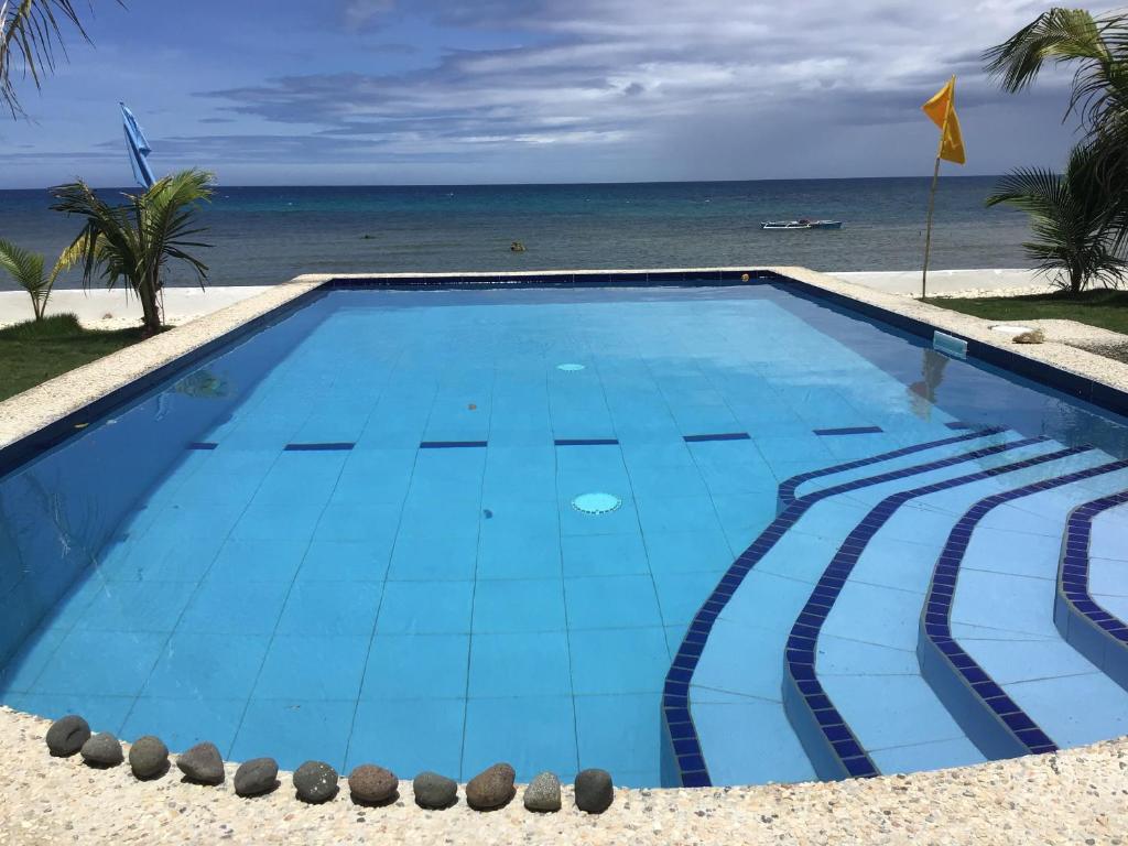 Bazén v ubytování BambooBeachVilla2 AC NEW OCEANFRONT POOL sunsetview garden kitchen SATELLITE STARLINK WI-FI nebo v jeho okolí