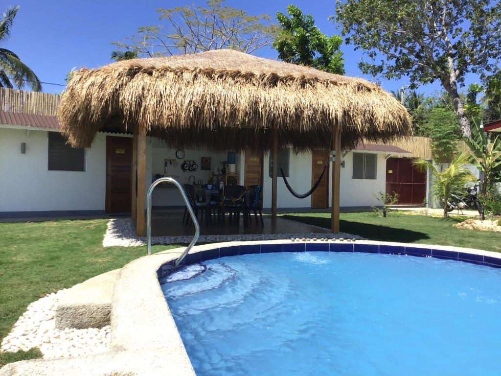 Bazén v ubytování BambooBeachVilla2 AC NEW OCEANFRONT POOL sunsetview garden kitchen SATELLITE STARLINK WI-FI nebo v jeho okolí