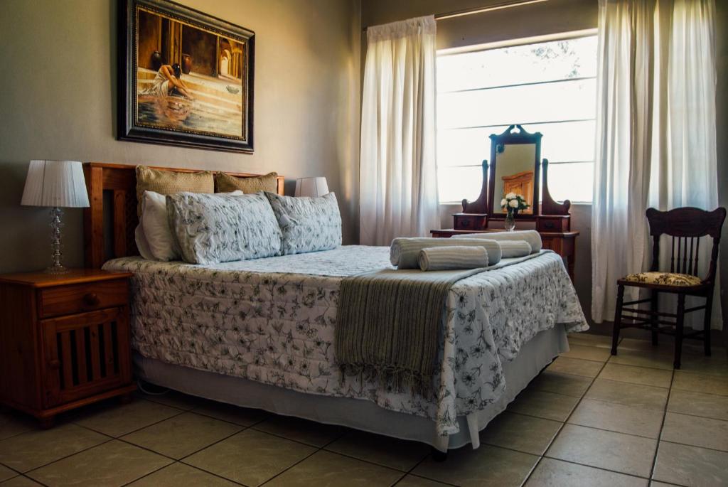 Bloemfontein的住宿－Farm stay at Lavender Cottage on Haldon Estate，一间卧室设有一张床和一个窗口