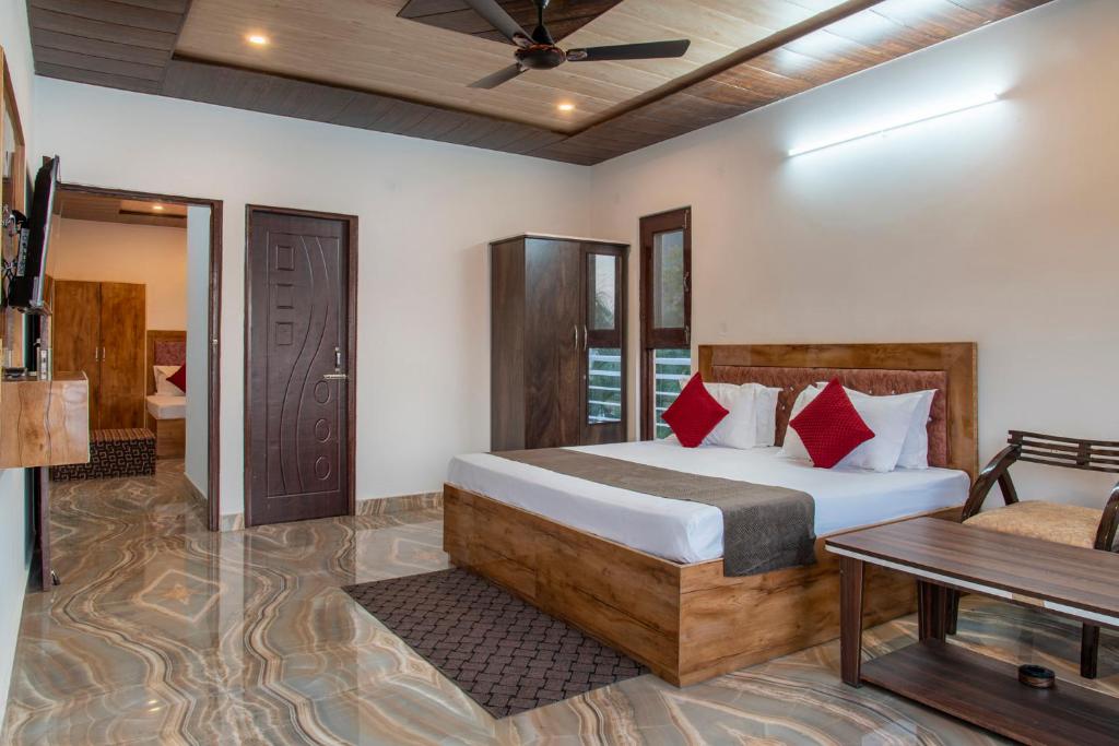 Aravindam House By Vanasthali Kasauli I Open Rooftop & Garden I Bonfire I - Three-Bedroom Villa