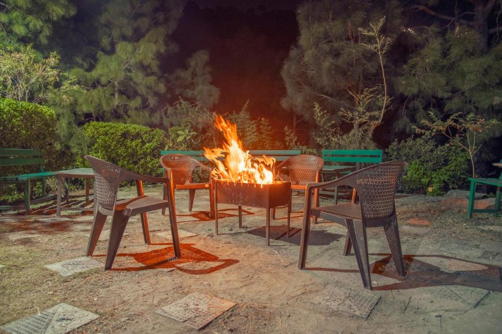 Aravindam House By Vanasthali Kasauli I Open Rooftop & Garden I Bonfire I - One-Bedroom Villa