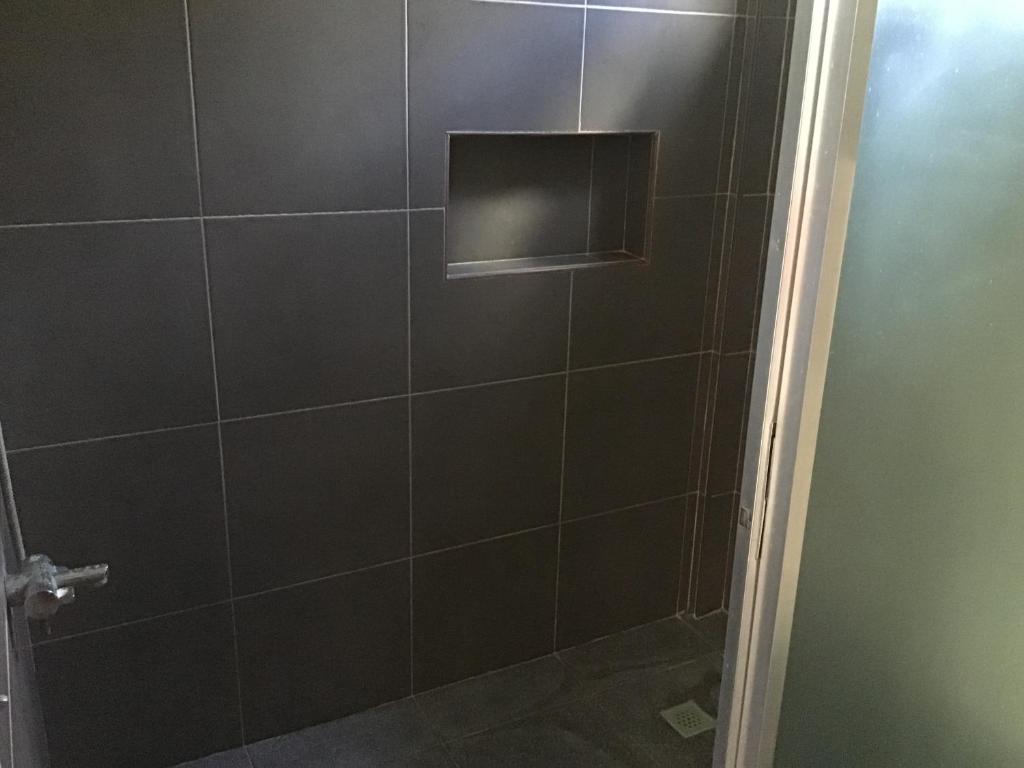 Koupelna v ubytování BambooBeachVilla2 AC NEW OCEANFRONT POOL sunsetview garden kitchen SATELLITE STARLINK WI-FI