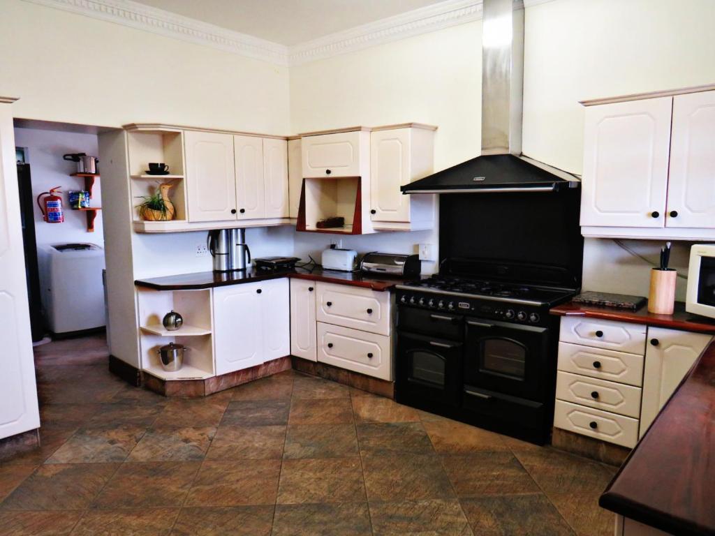 Cuisine ou kitchenette dans l'établissement Trumpetters Drift Game Farm