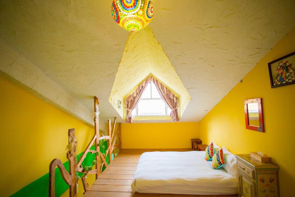 Postel nebo postele na pokoji v ubytování 墾丁戀戀莎堡特色民宿 Castillo