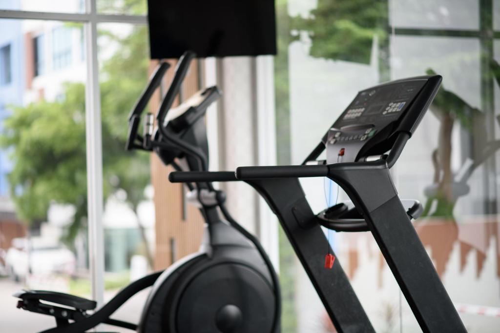 Fitness centrum a/nebo fitness zařízení v ubytování Prime Square Hotel